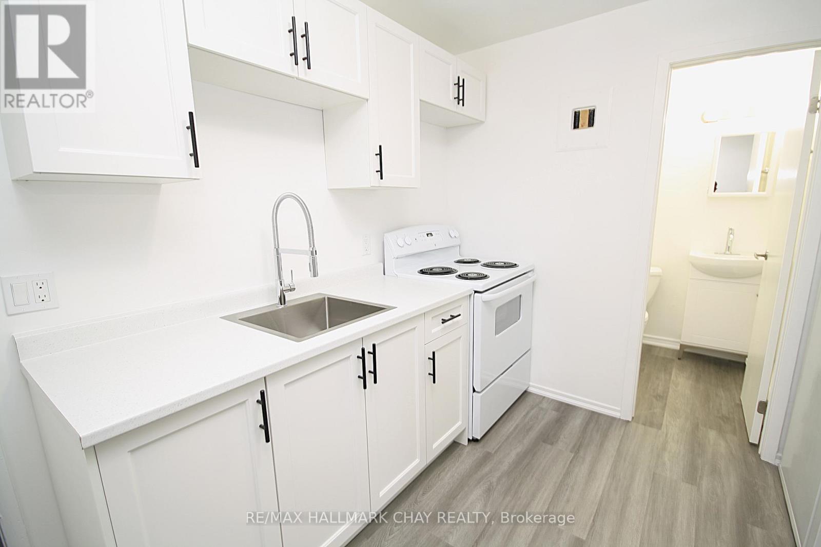 58 Queen St Street W Property Photo 14