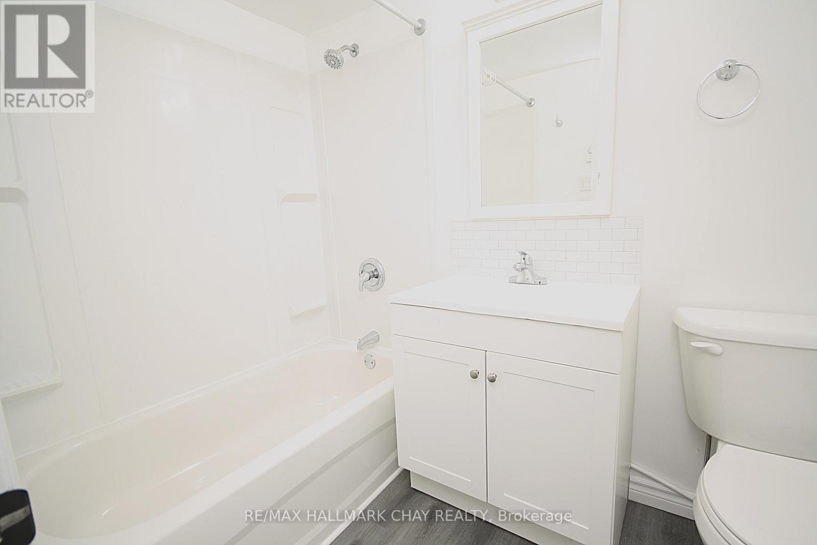 58 Queen St Street W Property Photo 15