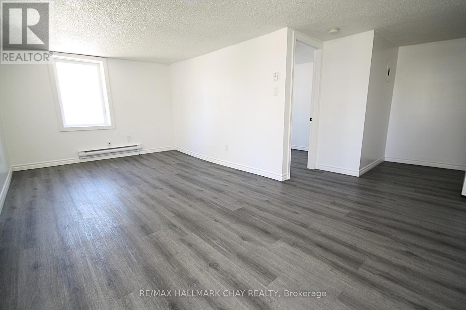 58 Queen St Street W Property Photo 16