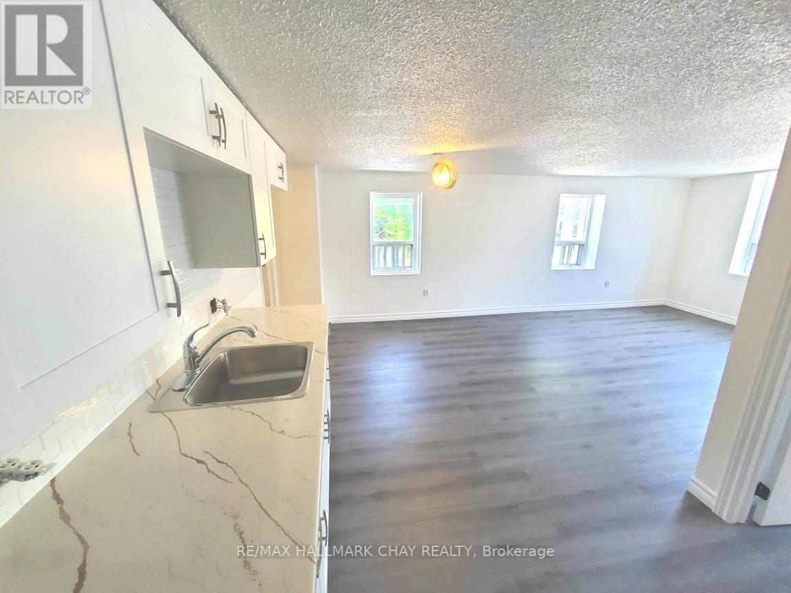 58 Queen St Street W Property Photo 19