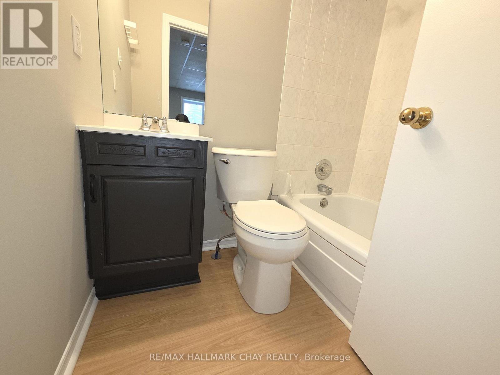 58 Queen St Street W Property Photo 20