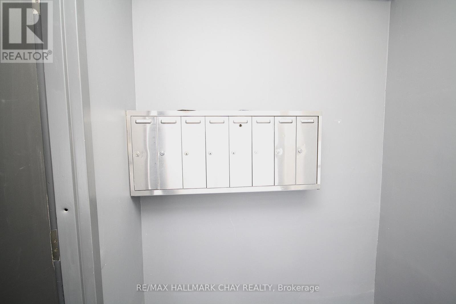 58 Queen St Street W Property Photo 25