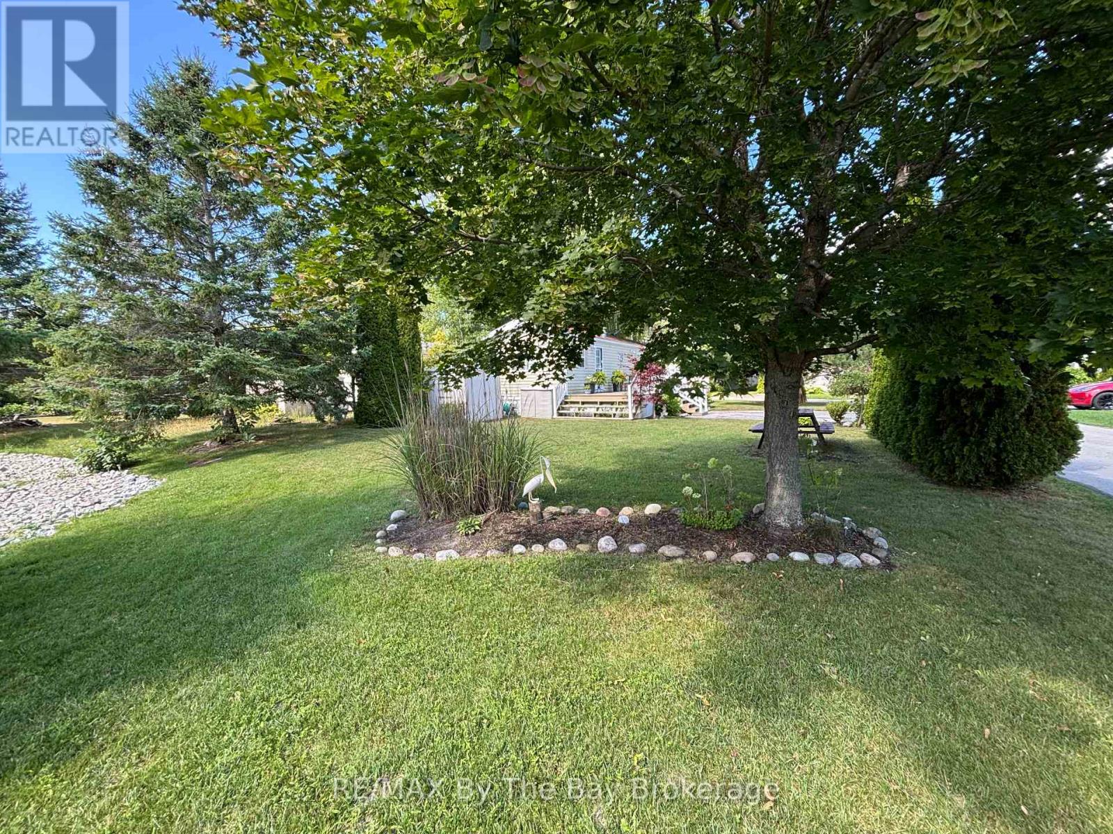 15 Huron Circle Property Photo 5