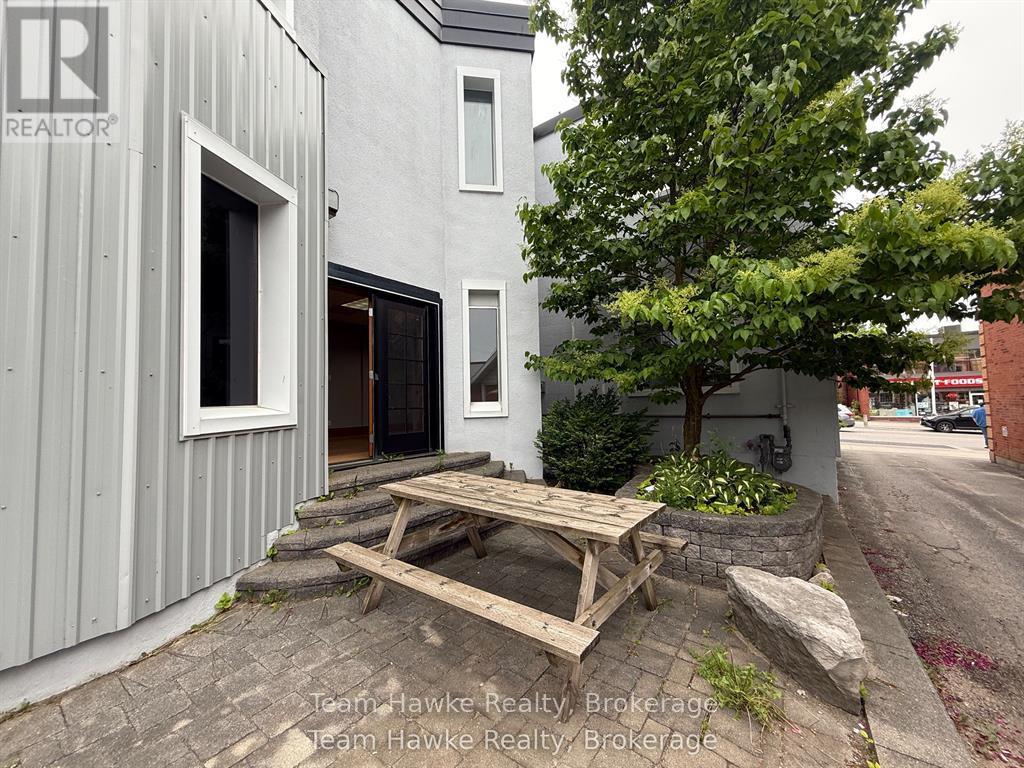 1e - 361 King Street Property Photo 7