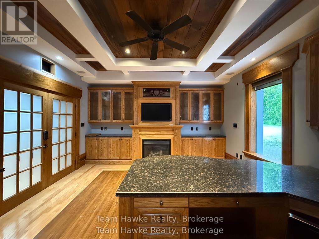 1e - 361 King Street Property Photo 11