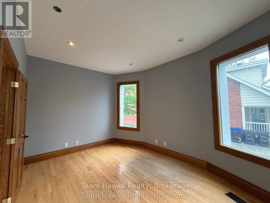1e - 361 King Street Property Photo 13