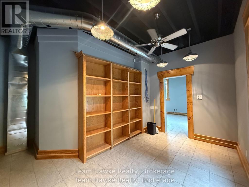 1e - 361 King Street Property Photo 17