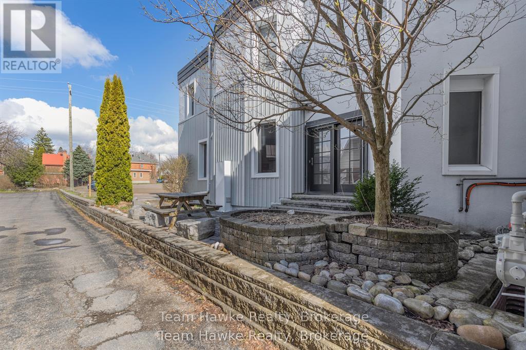 1e - 361 King Street Property Photo 21