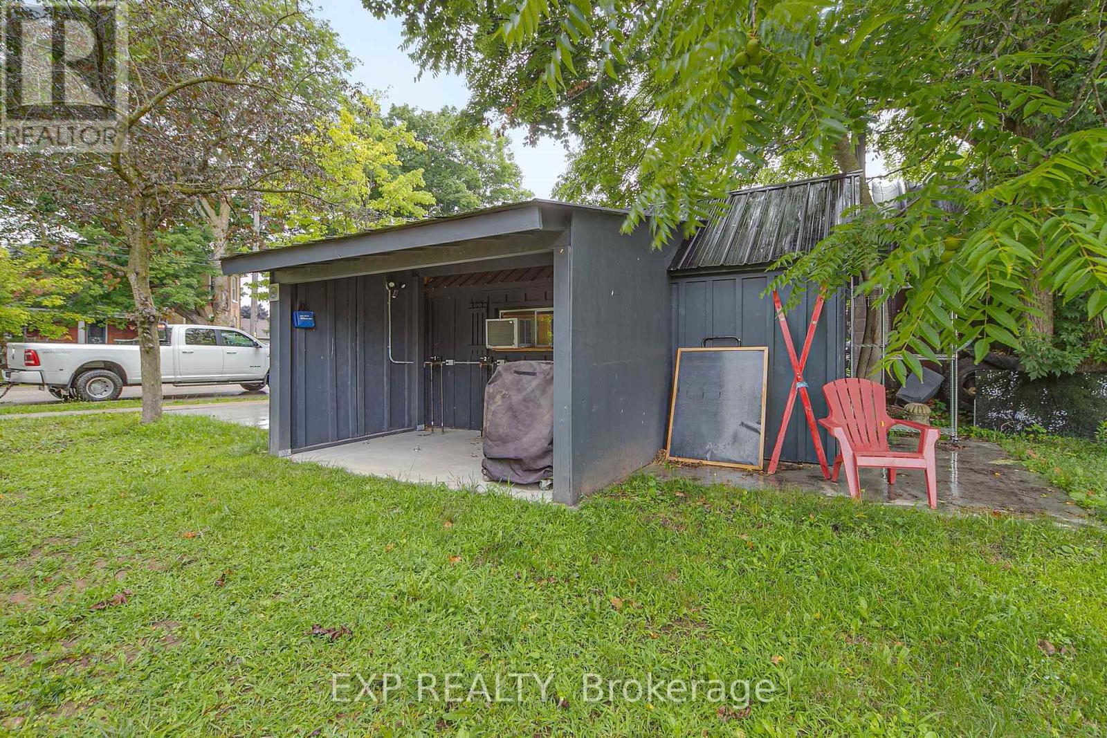 2 Francis Street E Property Photo 5