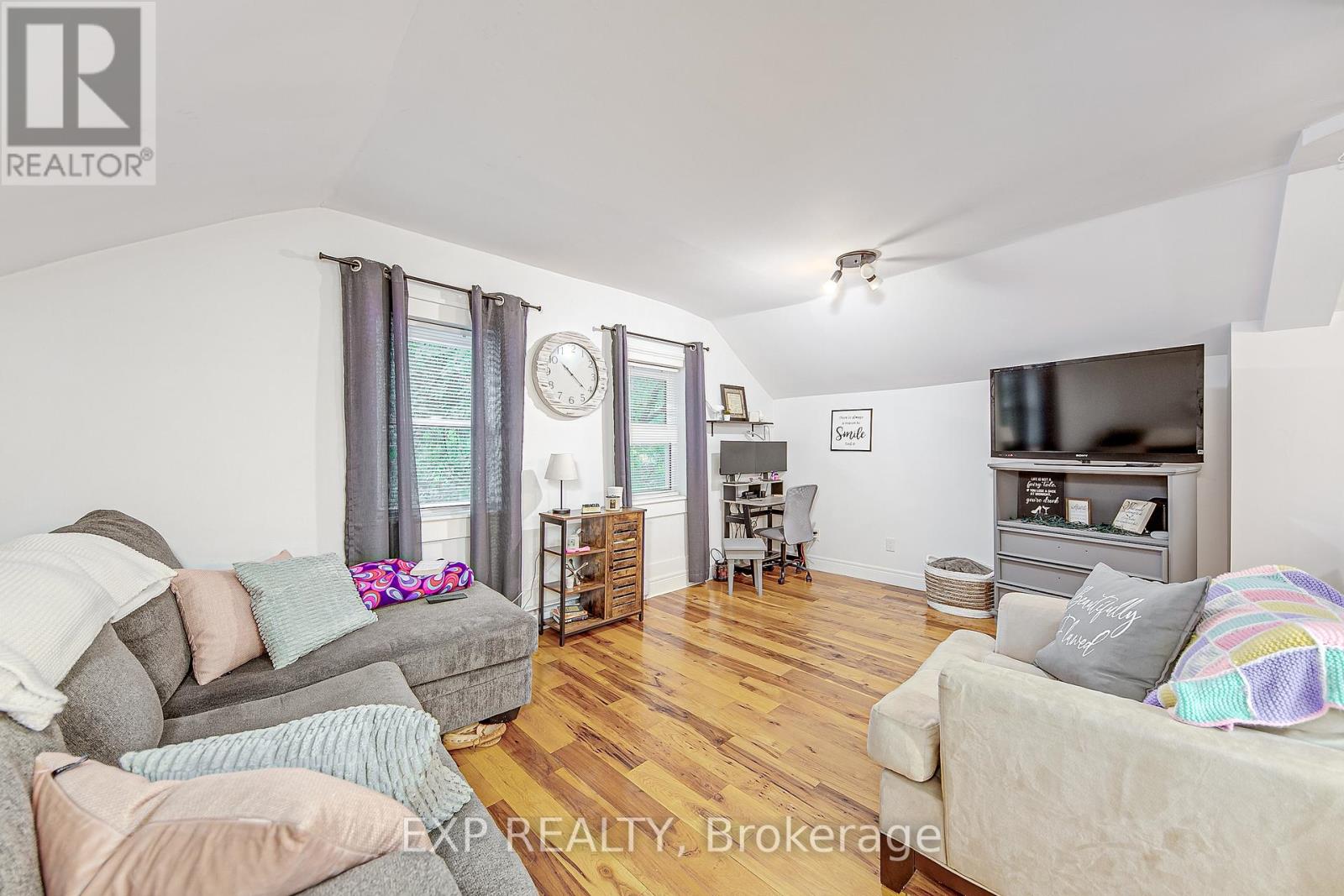 2 Francis Street E Property Photo 34