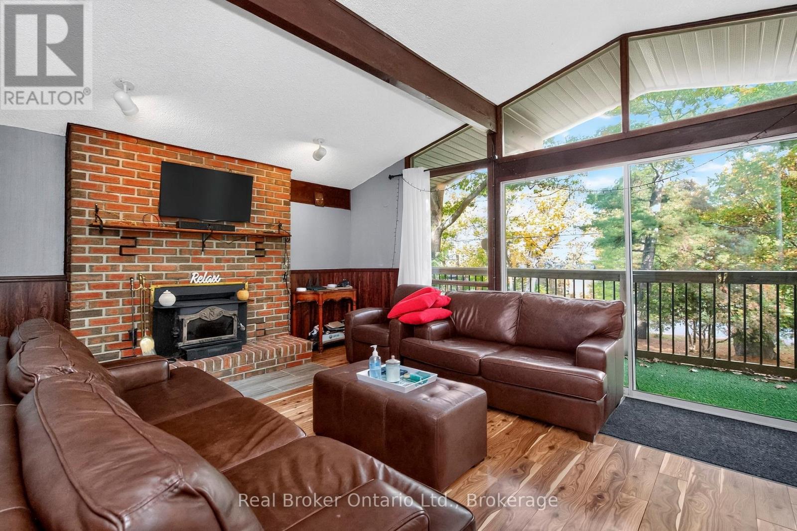 1950 Champlain Road Property Photo 4