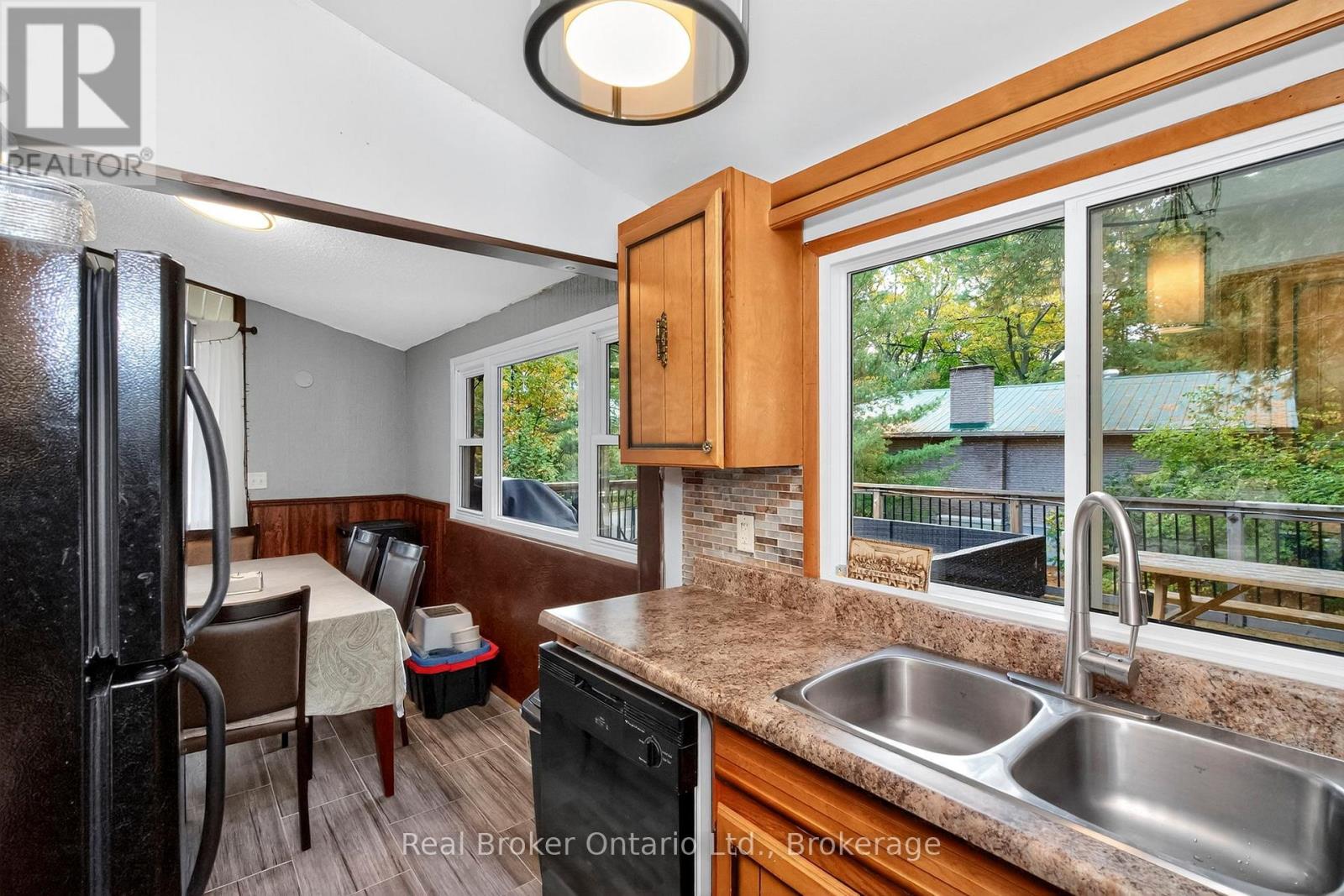 1950 Champlain Road Property Photo 9