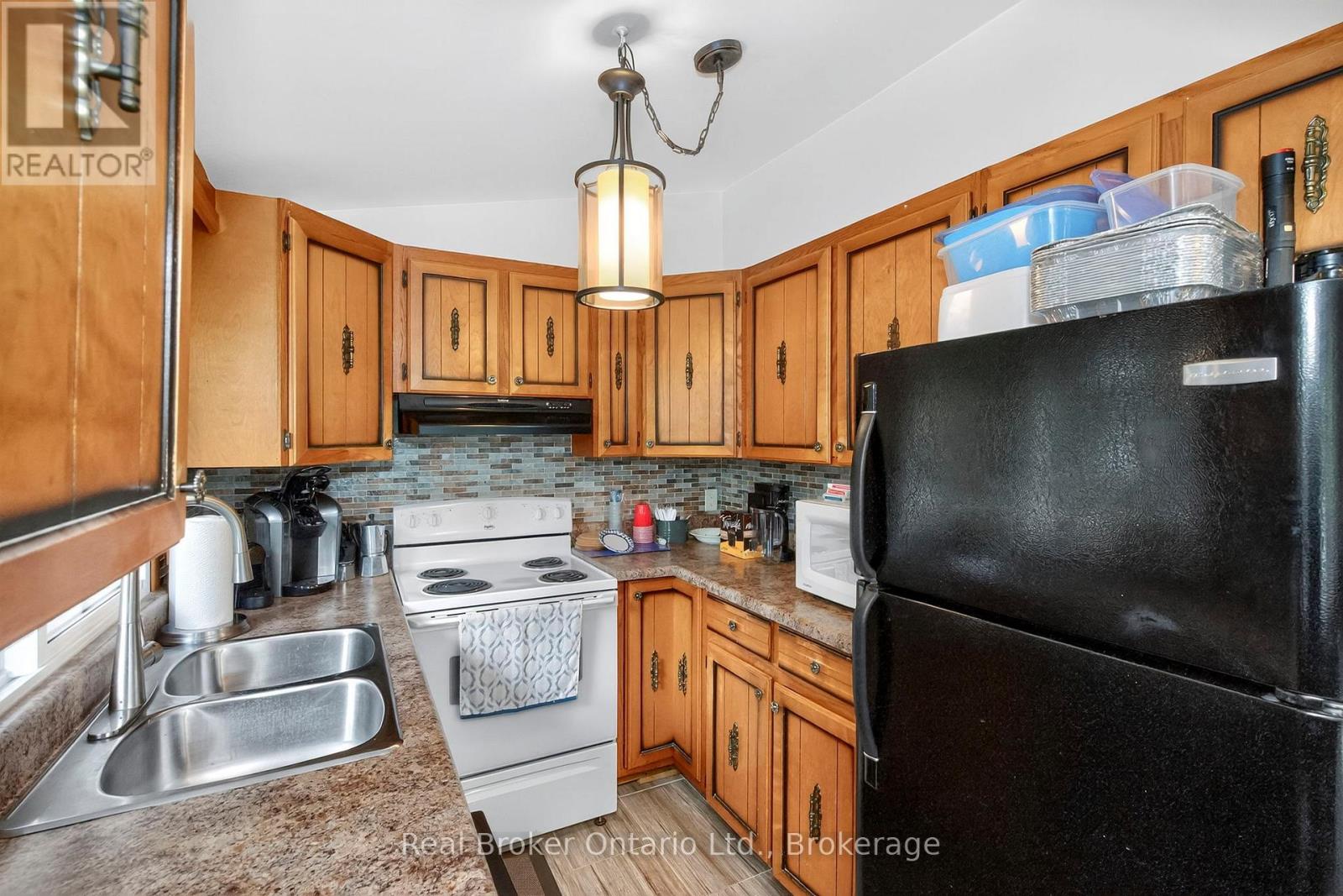 1950 Champlain Road Property Photo 10