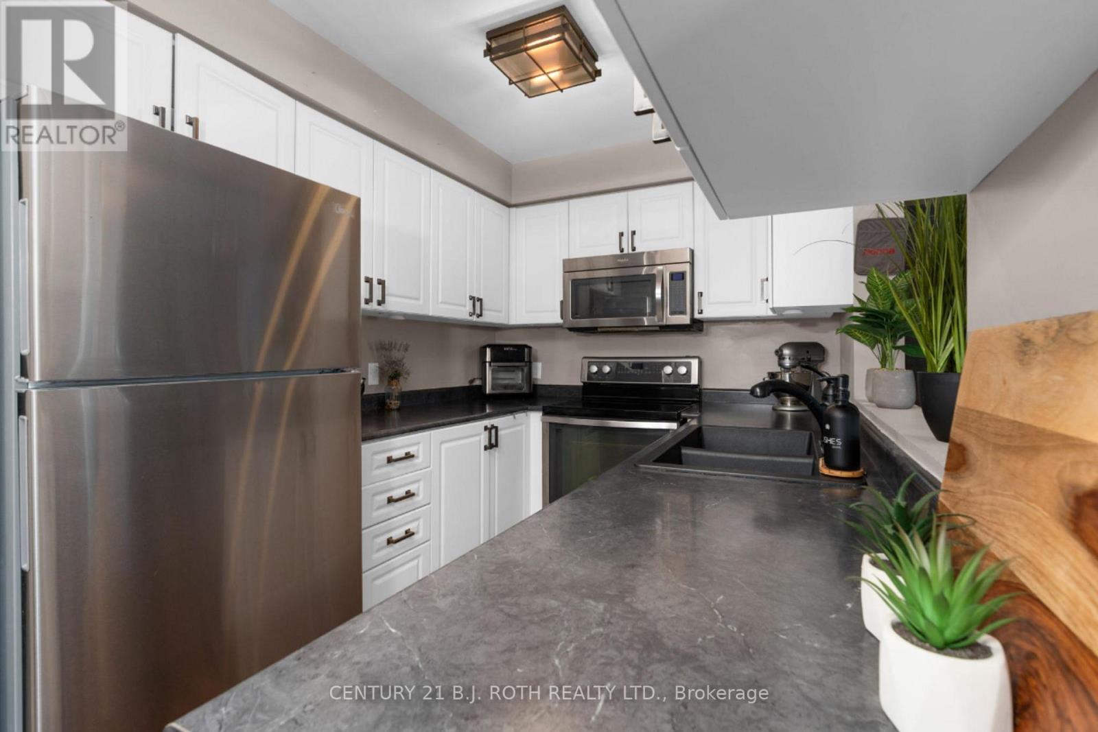 221 Harvie Road Property Photo 12
