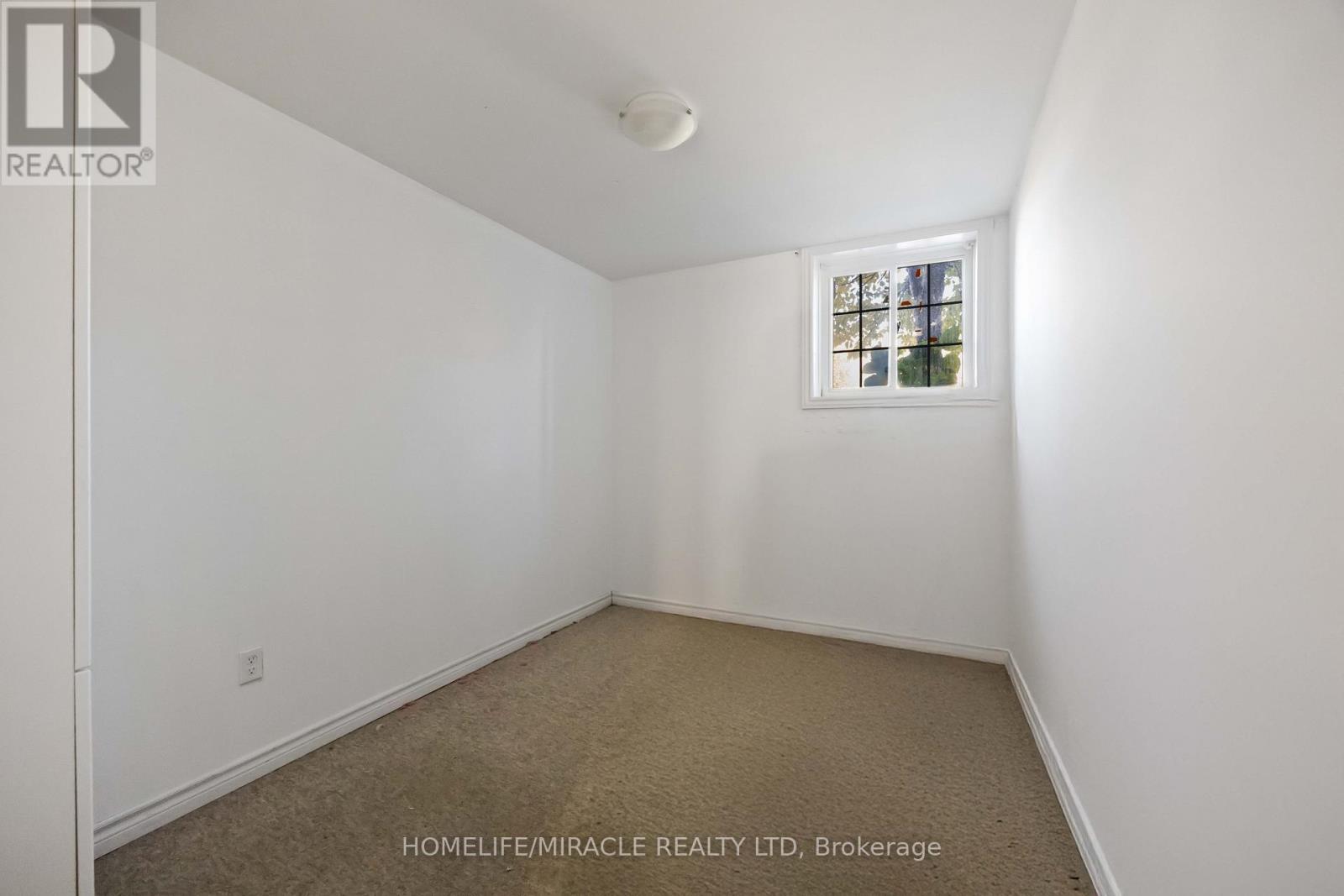 11 - 244 Penetanguishene Road Property Photo 17