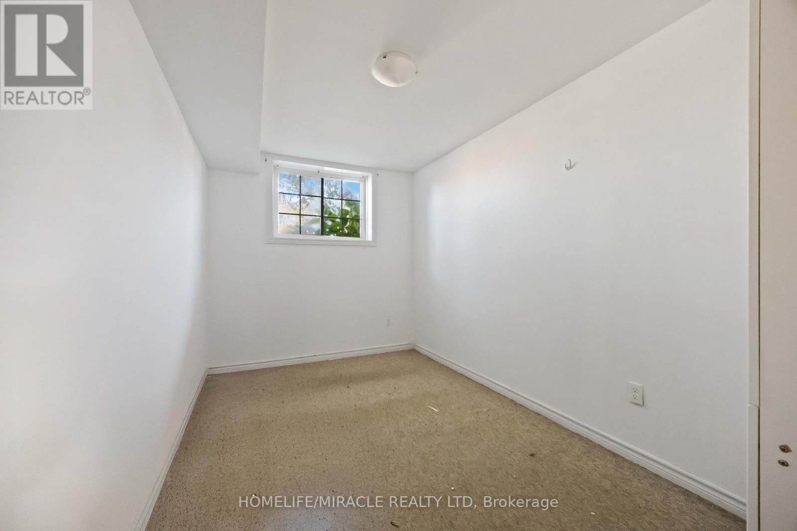 11 - 244 Penetanguishene Road Property Photo 22