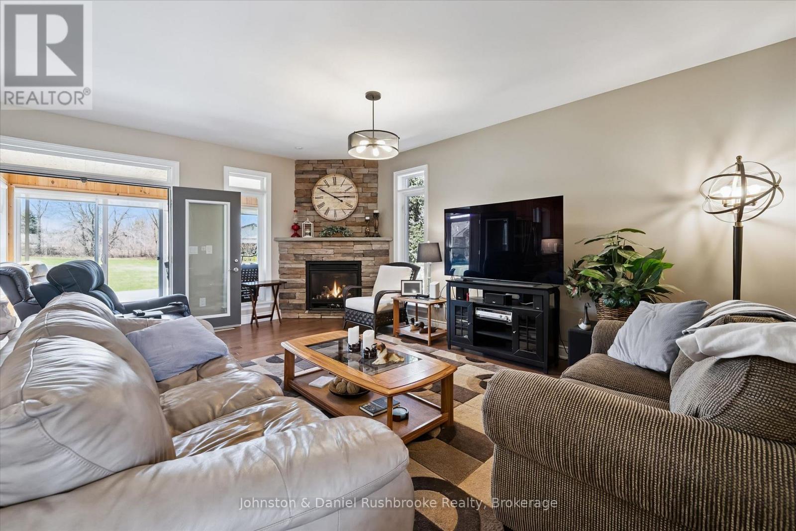1842 Meadowview Court Property Photo 3