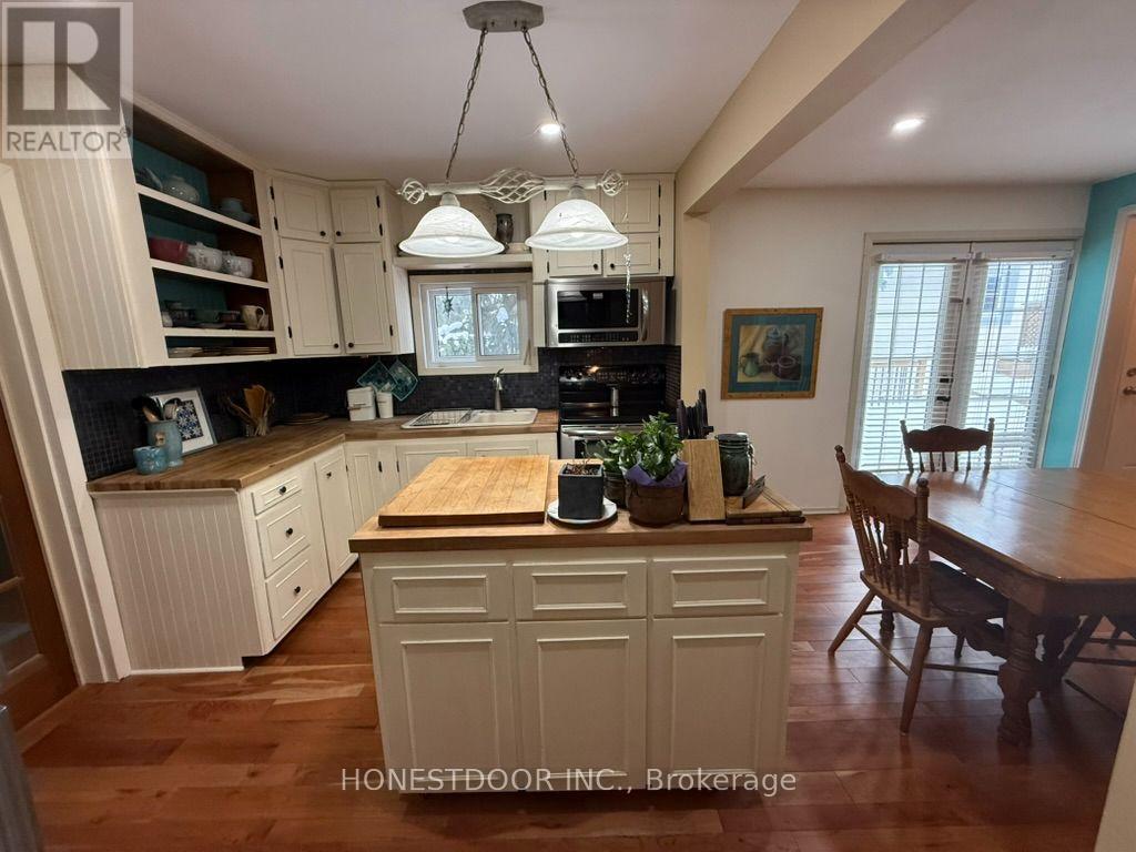 2015 Ridge Road W Property Photo 1