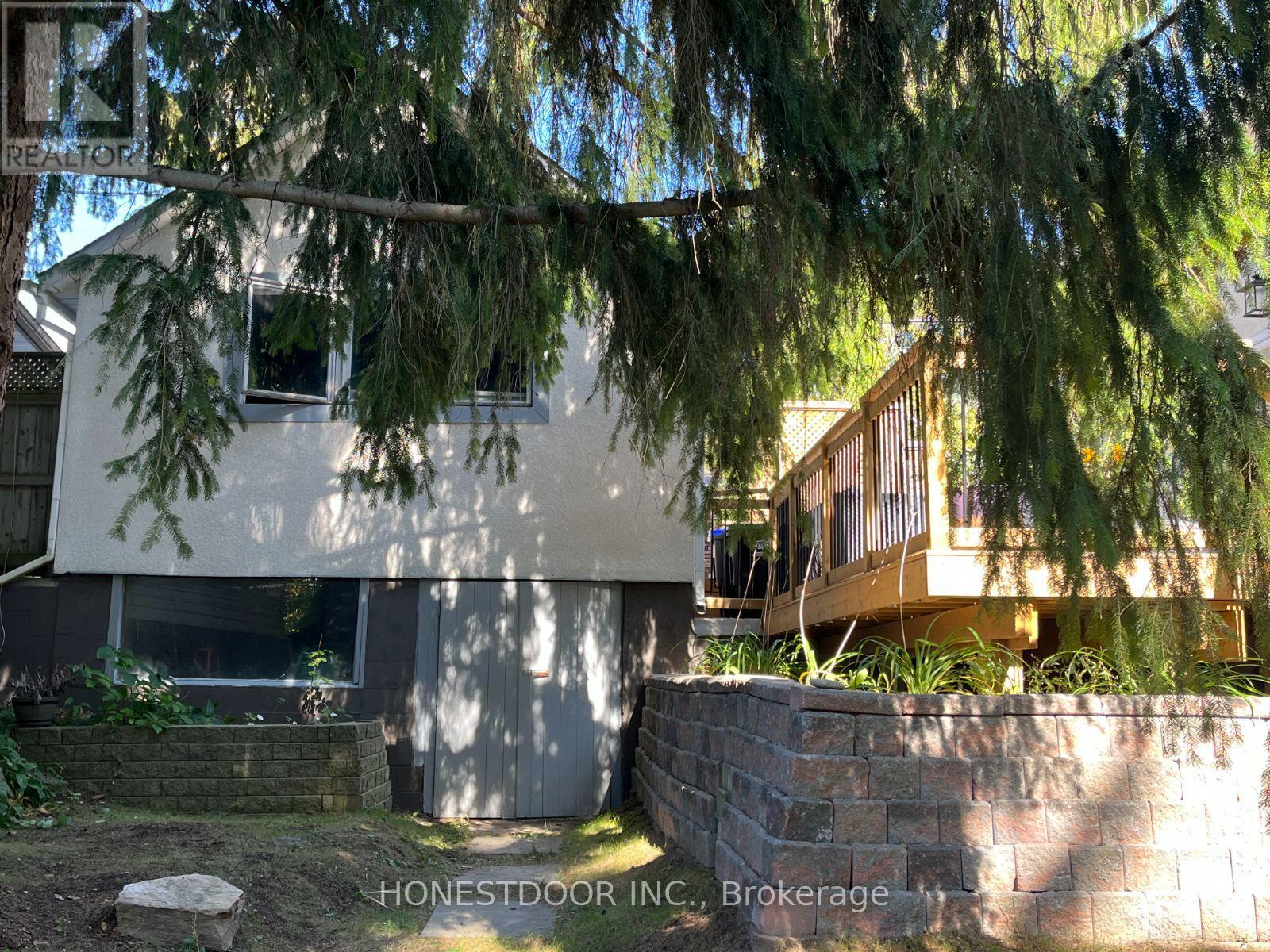 2015 Ridge Road W Property Photo 5