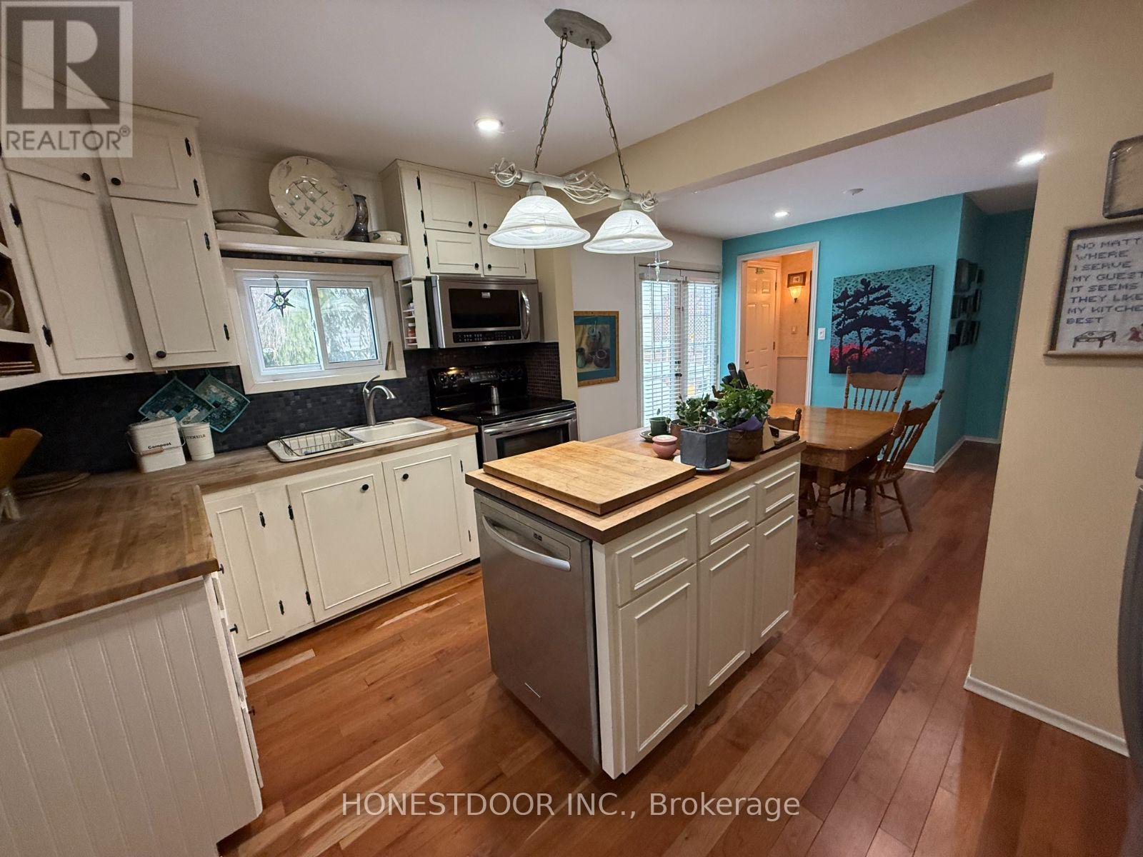 2015 Ridge Road W Property Photo 11