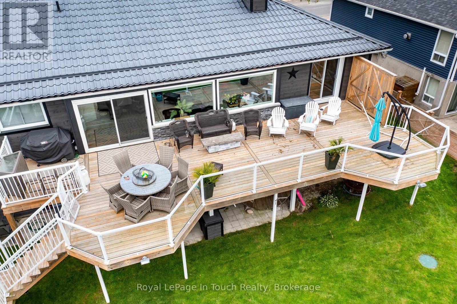8 Tiny Beaches Road S Property Photo 3
