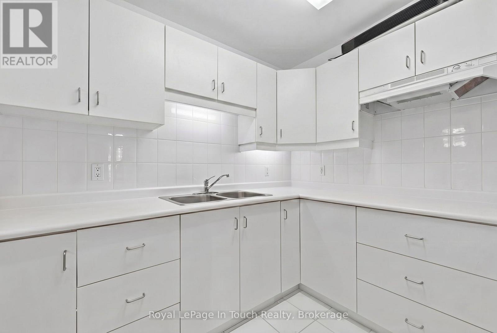 32 Tiny Beaches Road S Property Photo 24