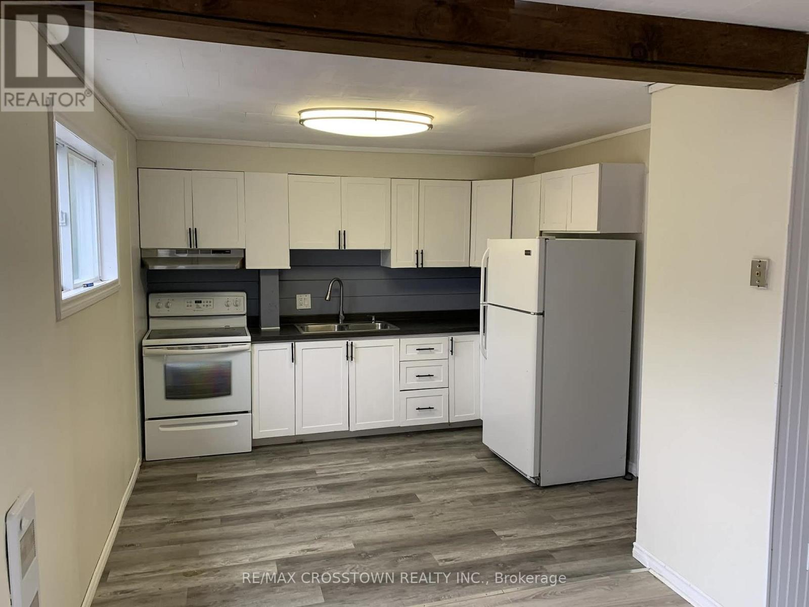 4716 Penetanguishene Road Property Photo 10