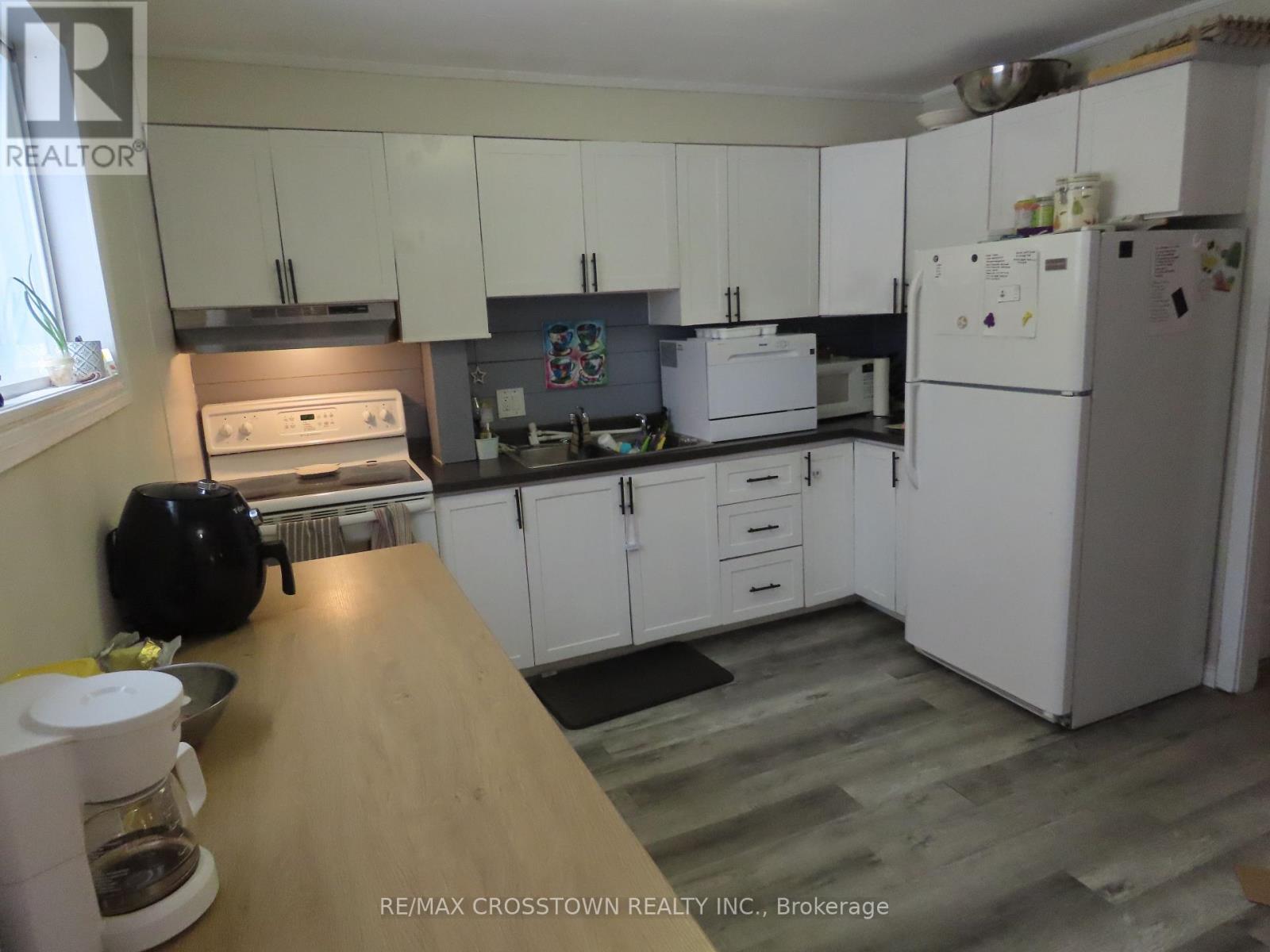 4716 Penetanguishene Road Property Photo 12