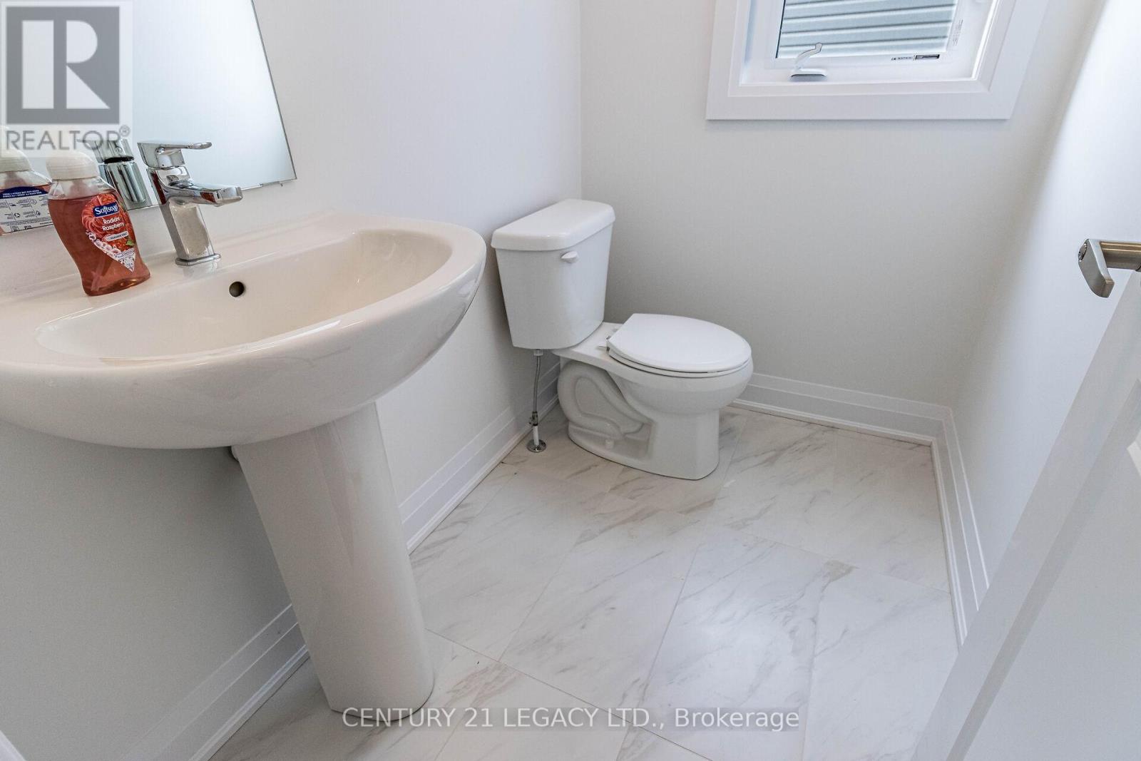 30 Union Boulevard Property Photo 5