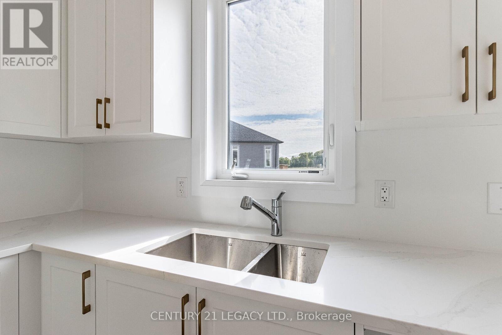 30 Union Boulevard Property Photo 9