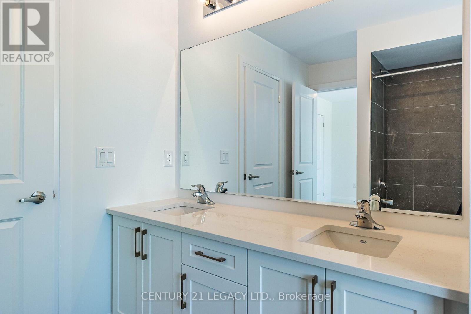 30 Union Boulevard Property Photo 25