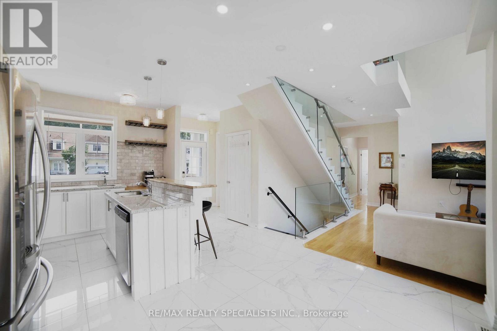 61 Riverwalk Place Property Photo 9