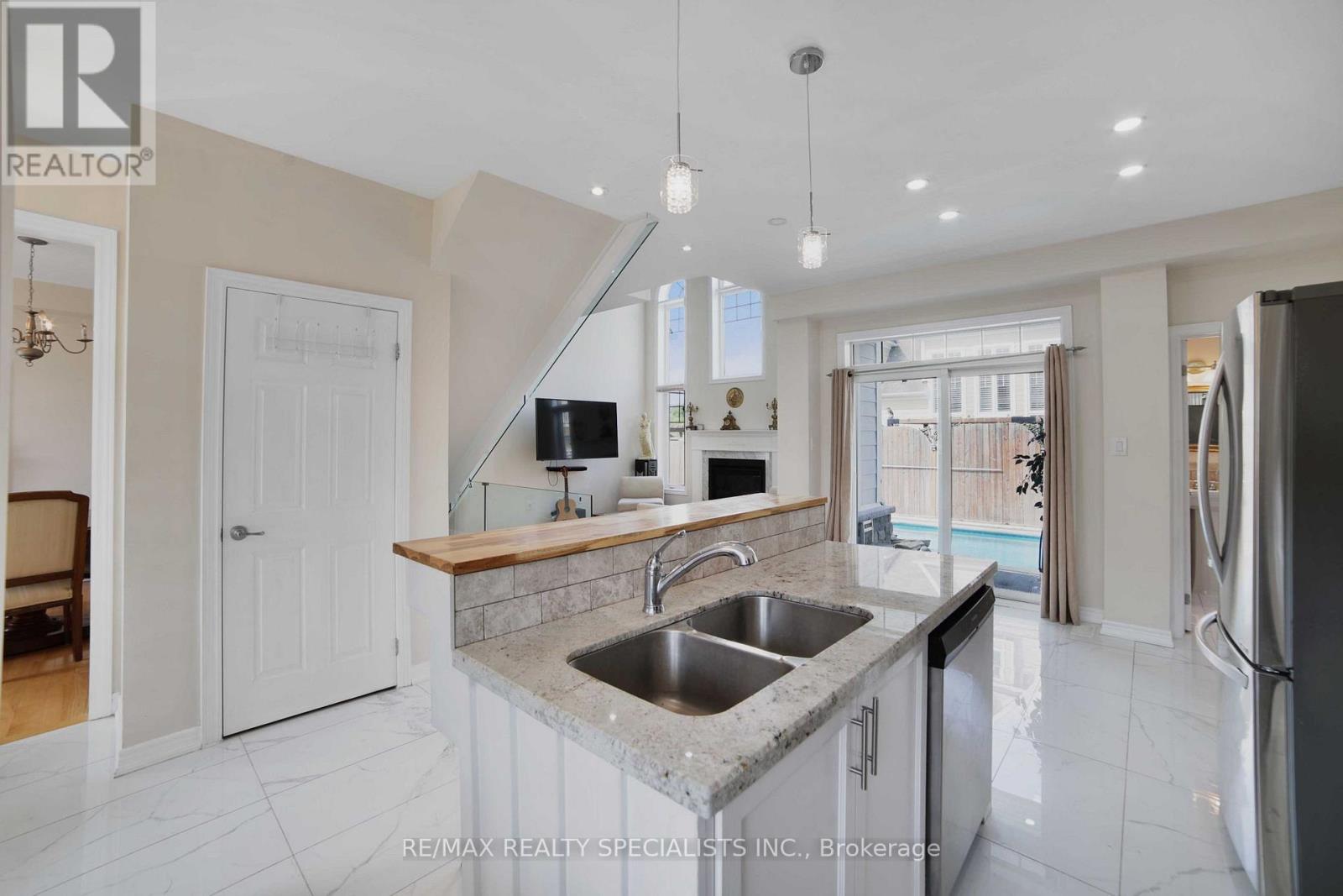 61 Riverwalk Place Property Photo 10