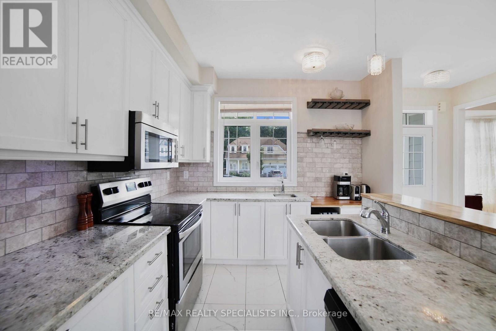 61 Riverwalk Place Property Photo 11