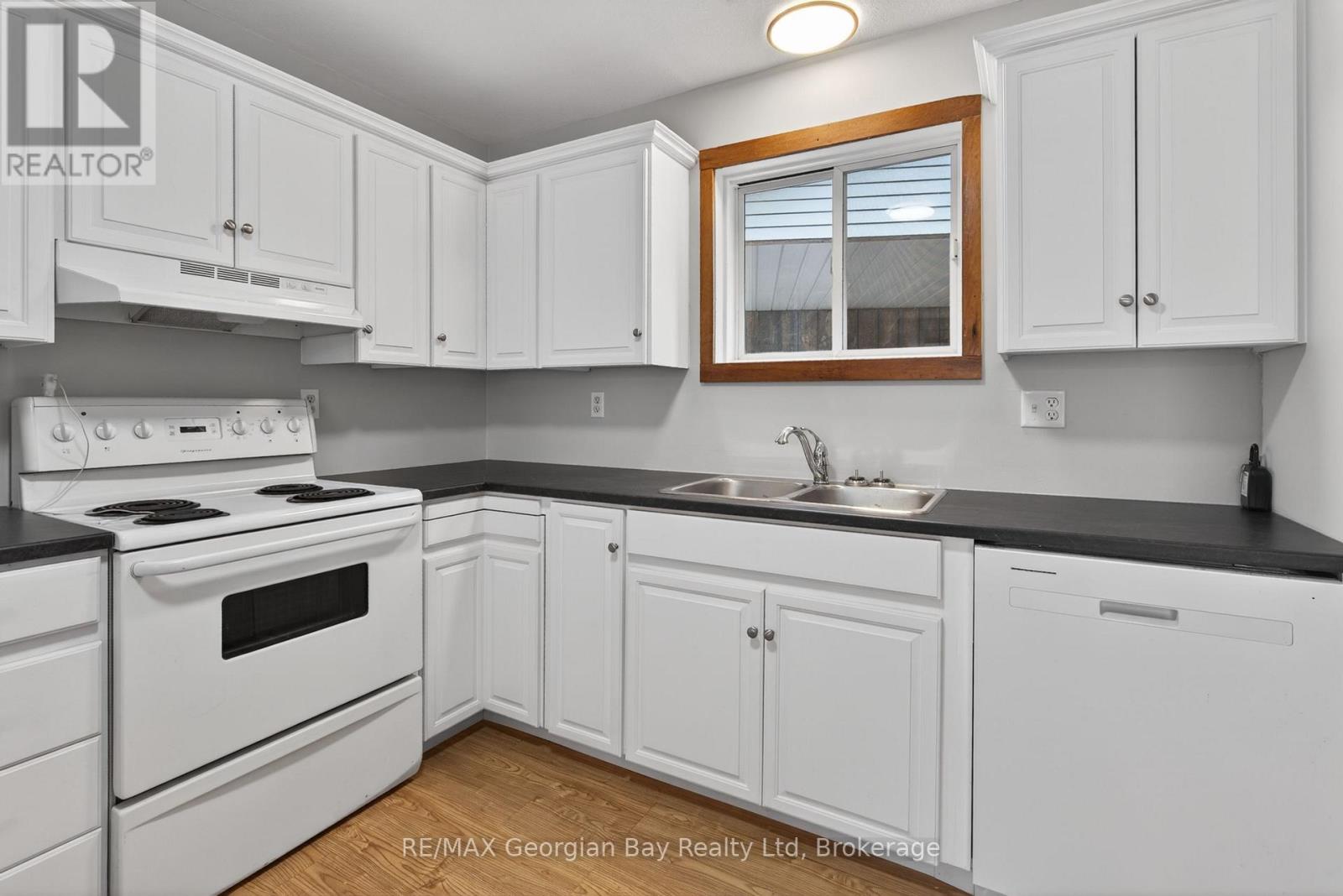 90 Farlain Lake Road W Property Photo 5