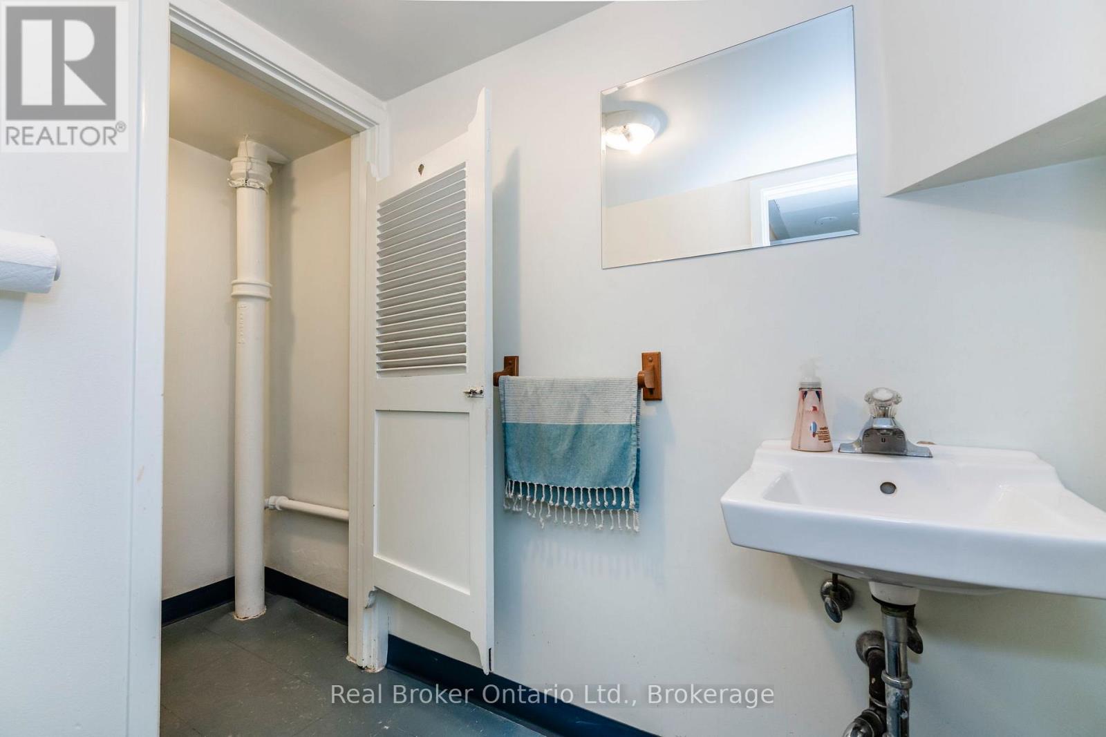270 King Street Property Photo 21