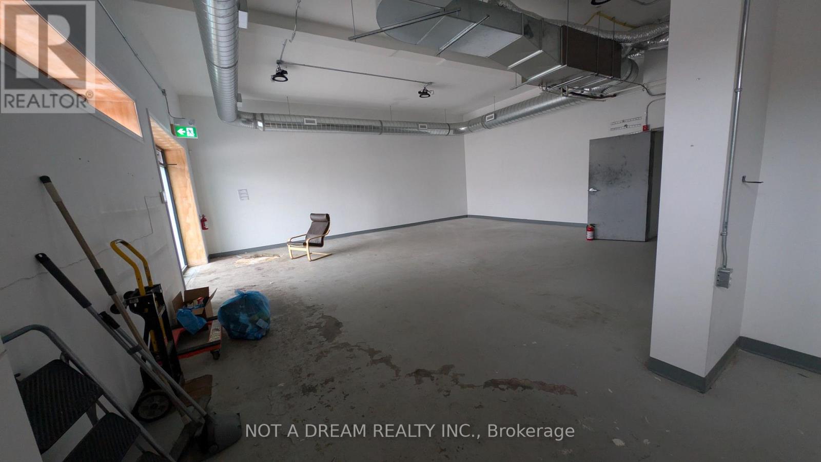 64 Front Street N Property Photo 13
