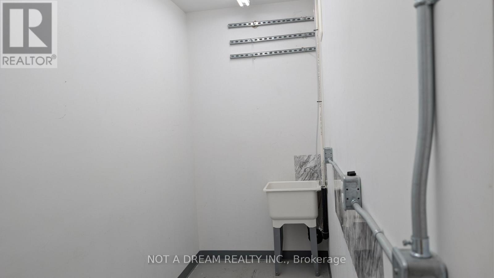 64 Front Street N Property Photo 17