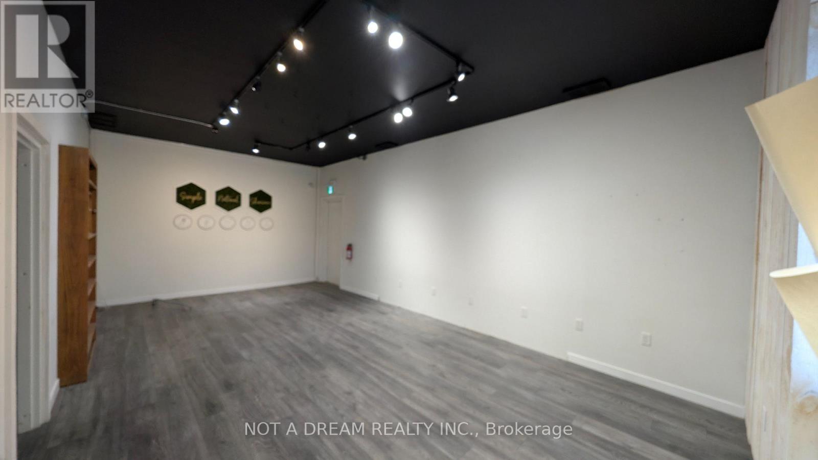 64 Front Street N Property Photo 19
