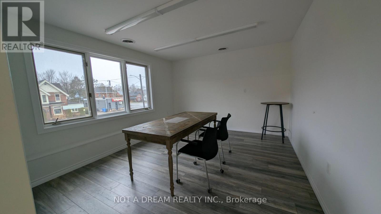 64 Front Street N Property Photo 26