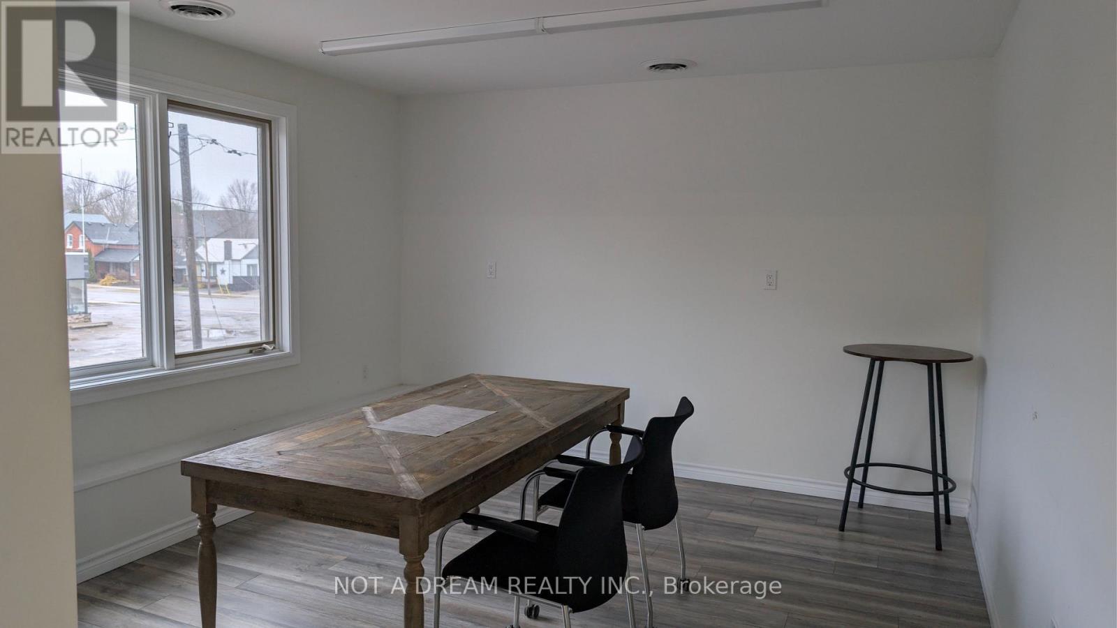 64 Front Street N Property Photo 27