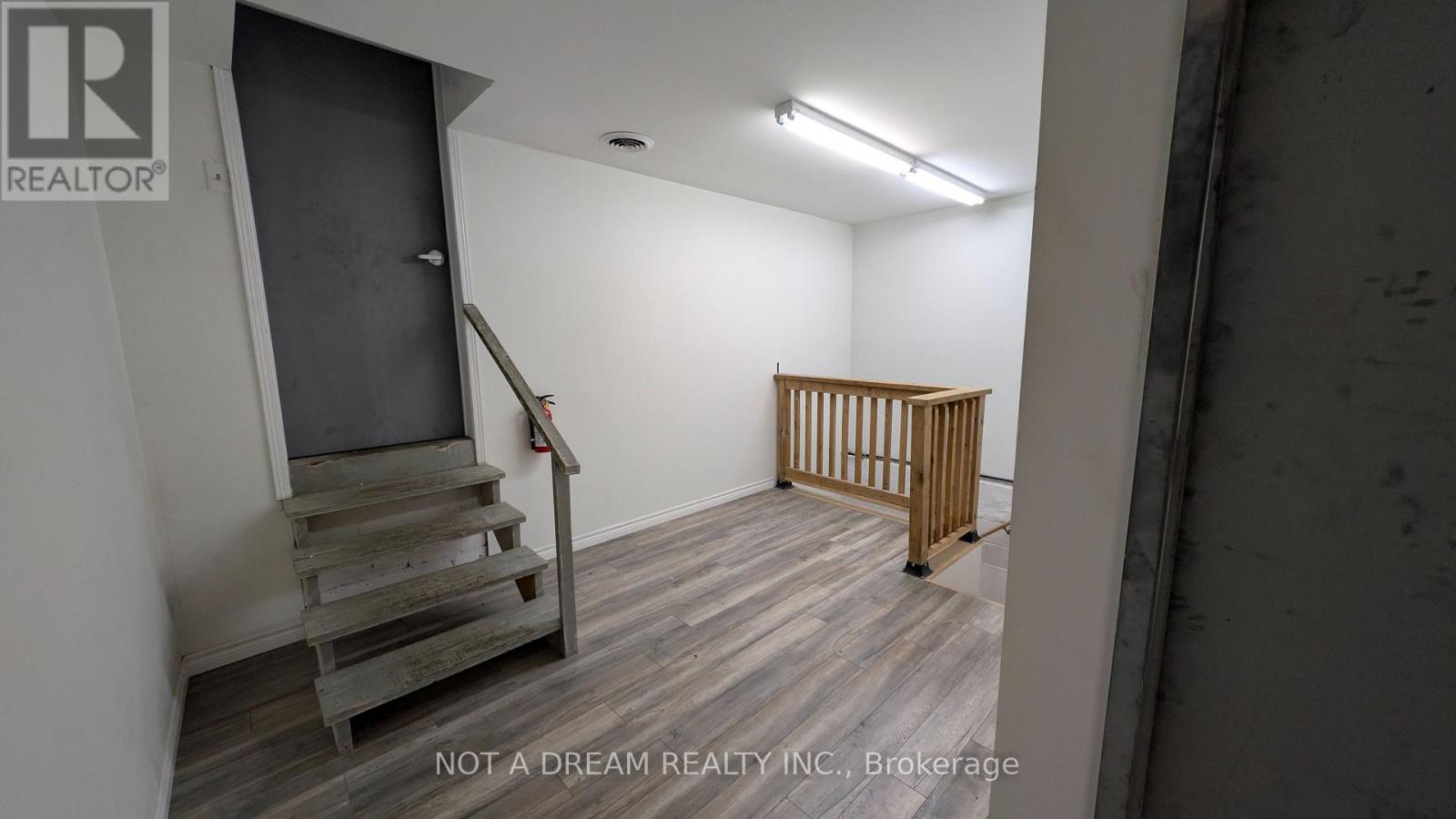 64 Front Street N Property Photo 28