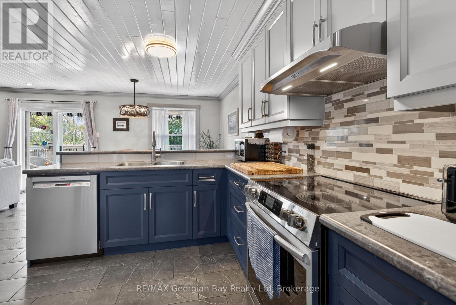 100 Peel Street Property Photo 9