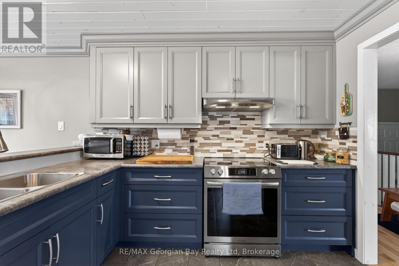 100 Peel Street Property Photo 10