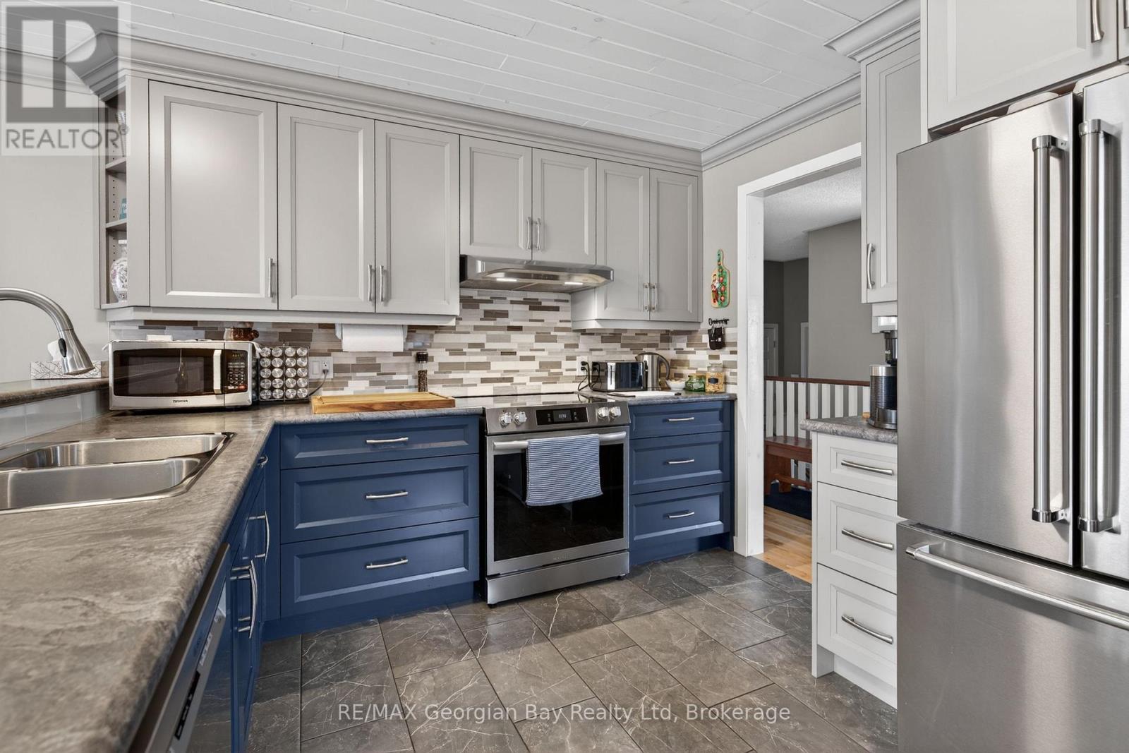 100 Peel Street Property Photo 11
