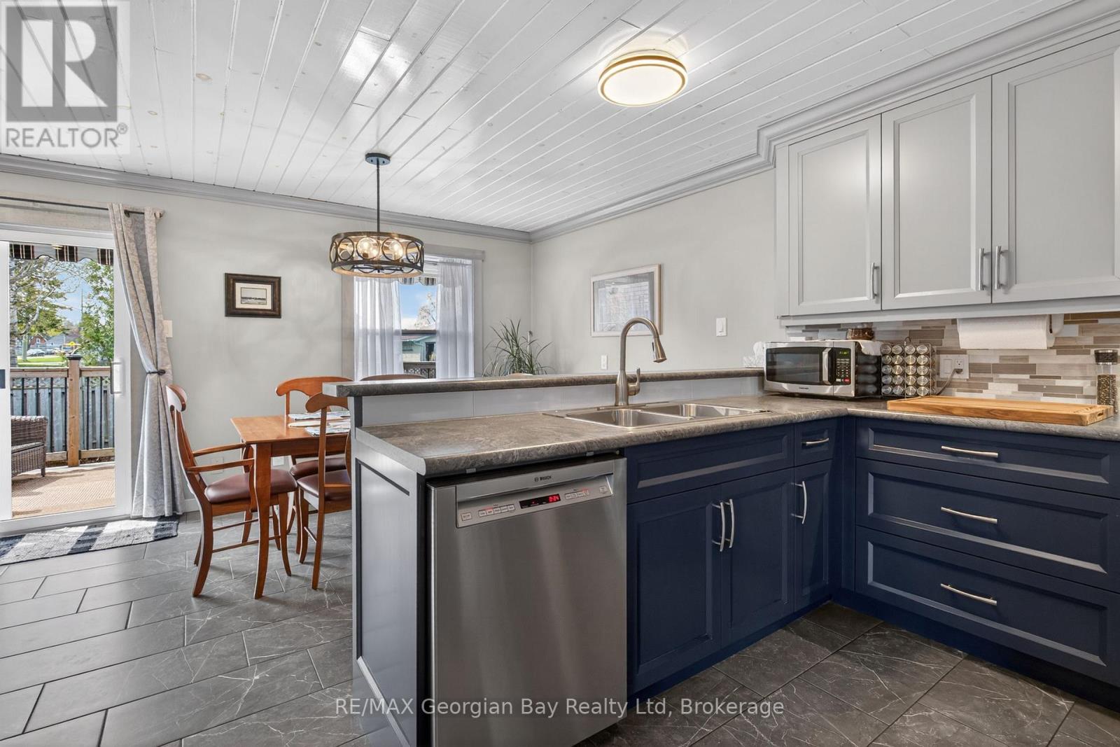 100 Peel Street Property Photo 12