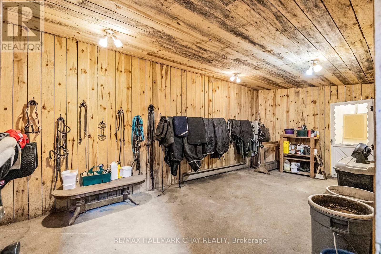 1398 Old Second Road N Property Photo 26