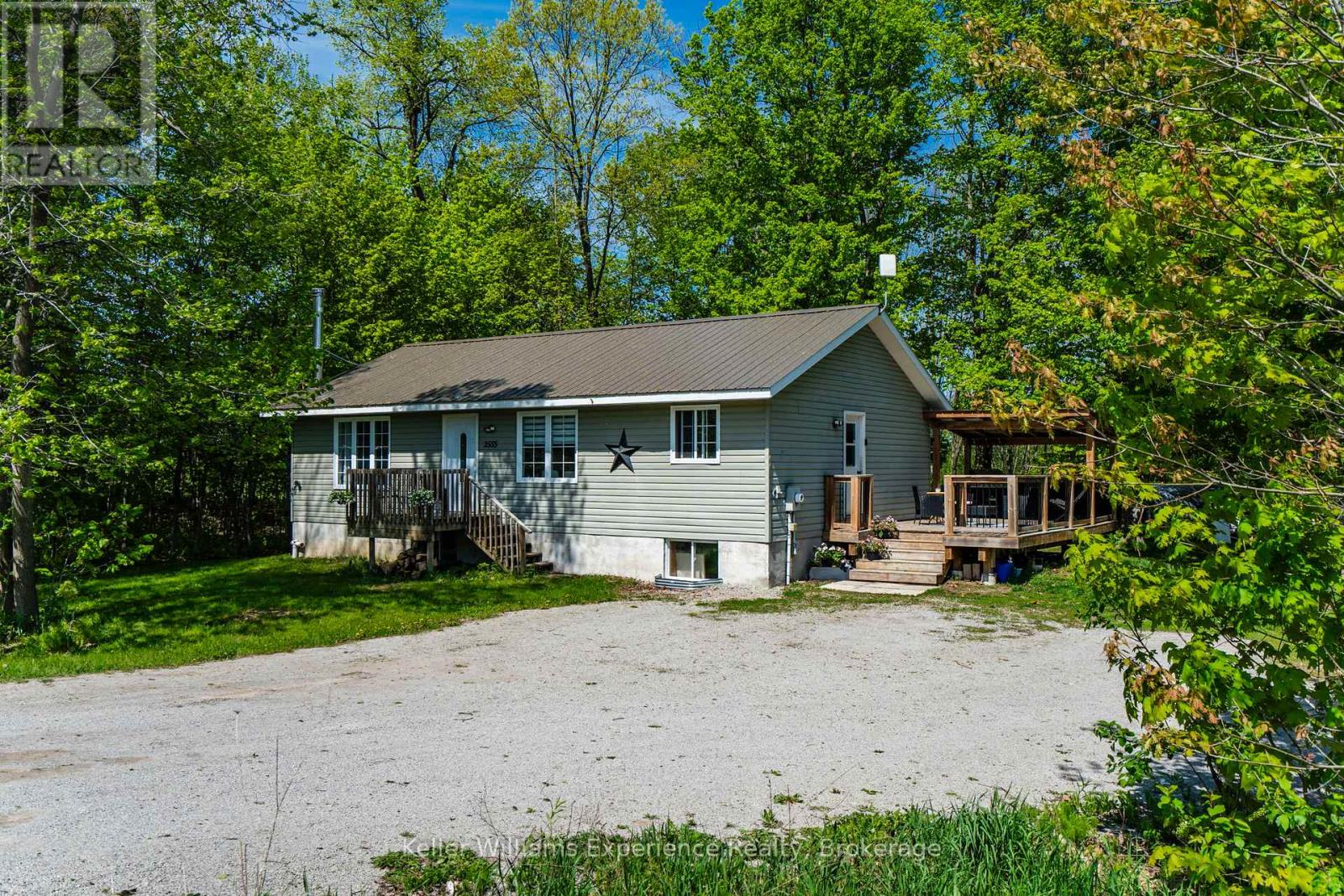 2555 Hodgins Road Property Photo 1