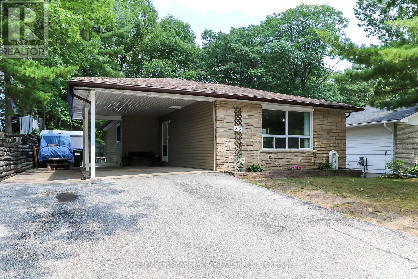 33 Parkwood Drive Property Photo 3