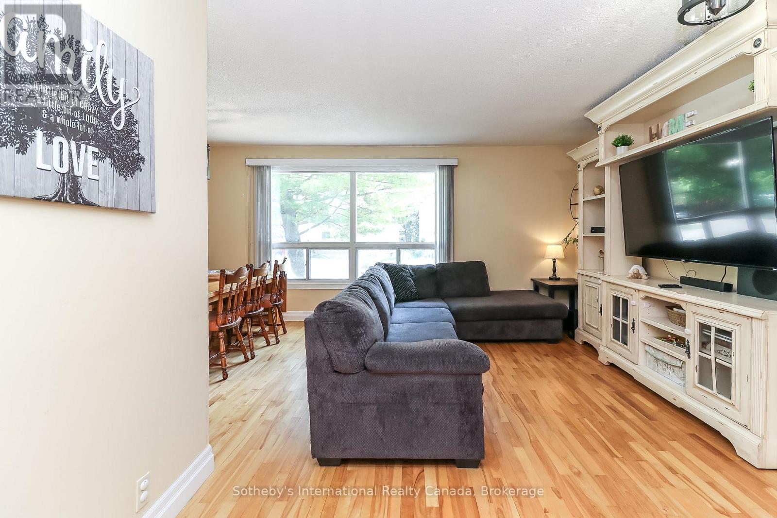 33 Parkwood Drive Property Photo 8